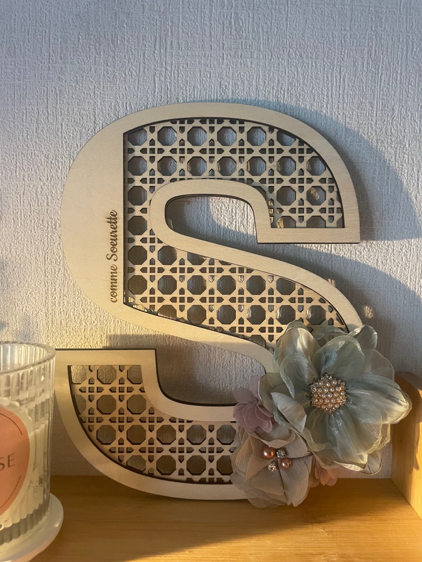 Lettre florale effet rotin