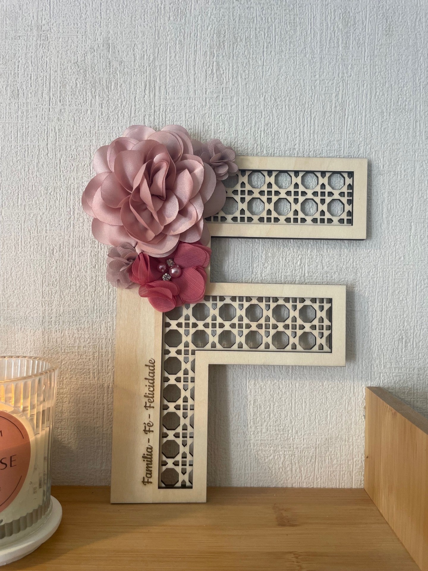 Lettre florale effet rotin