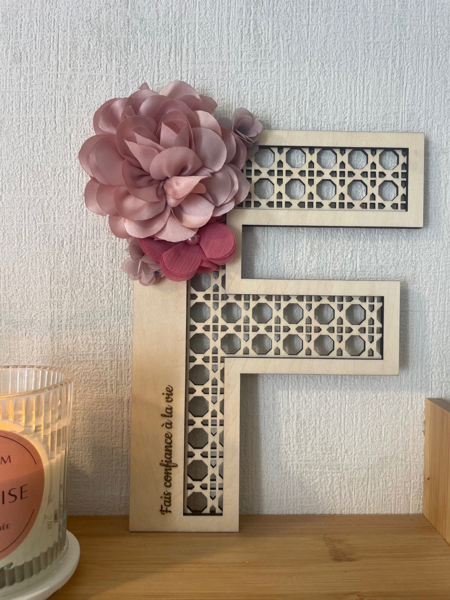 Lettre florale effet rotin